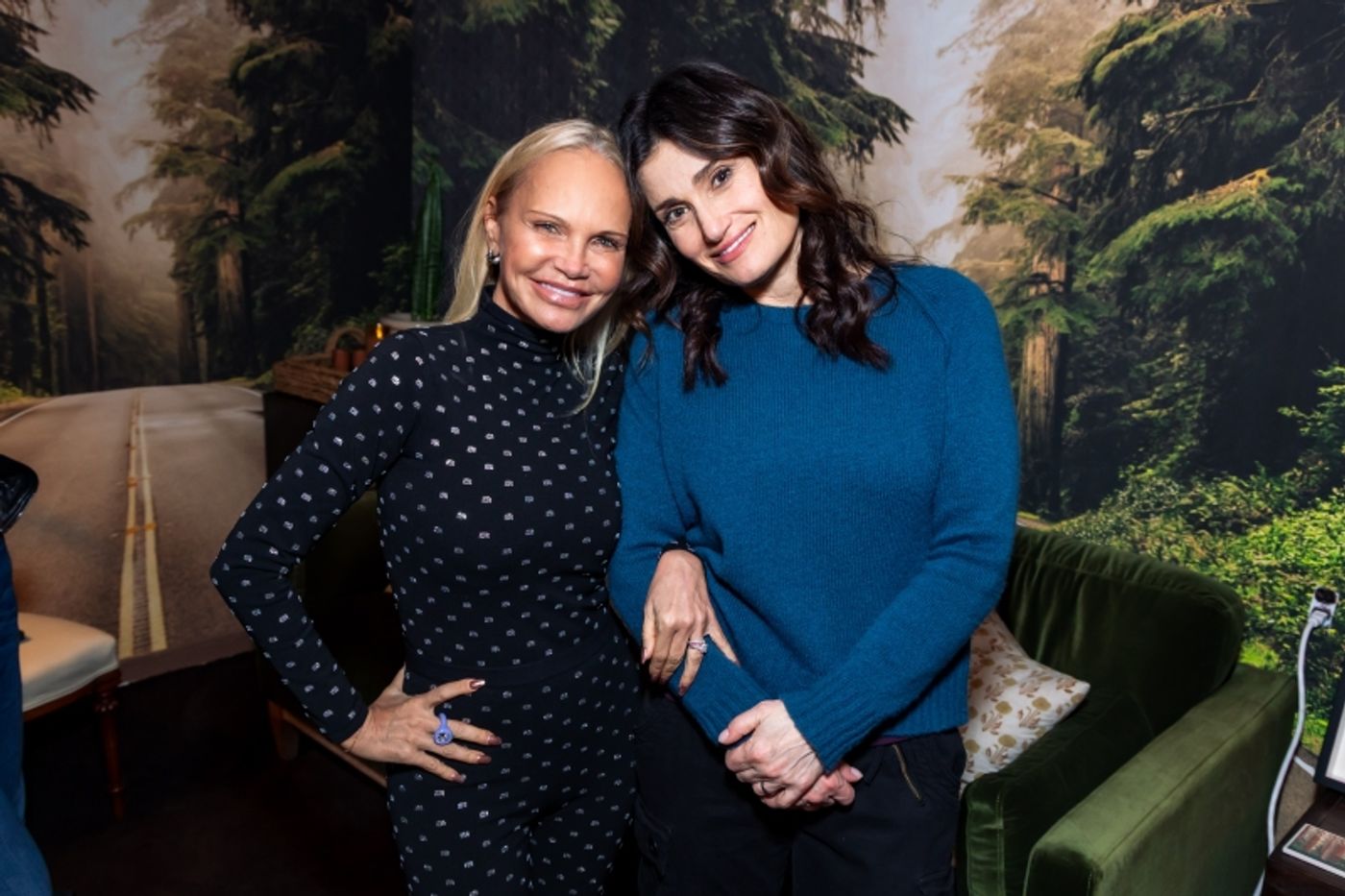 Video Kristin Chenoweth Surprises Idina Menzel at REDWOOD(02)